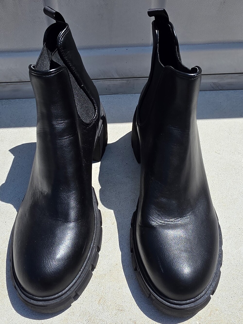 Black Chelsea Lug Sole Ankle Boots - Women Sz 9.5